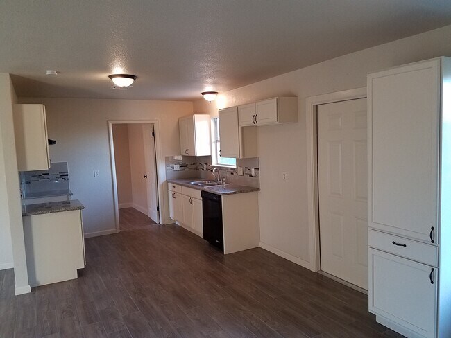 Building Photo - 5227 Vlg Gln Dr