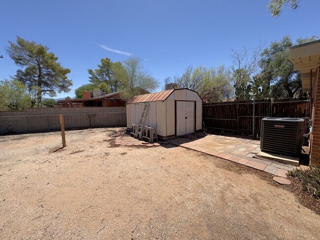 Building Photo - 3 Bedrooms 2 Bath Eastside Rental