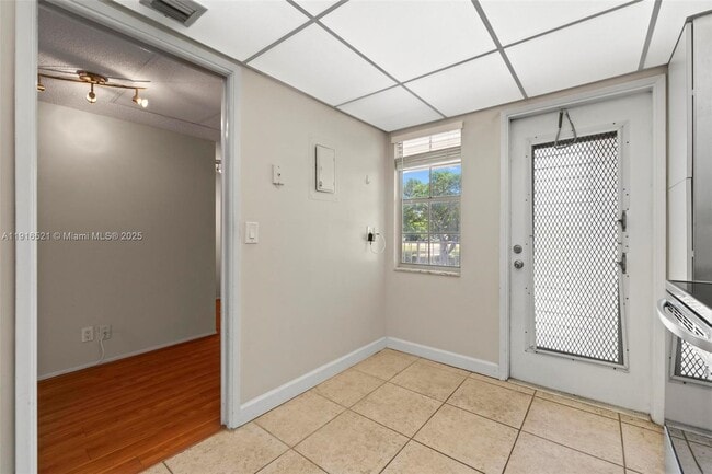 Building Photo - 2851 S Palm Aire Dr