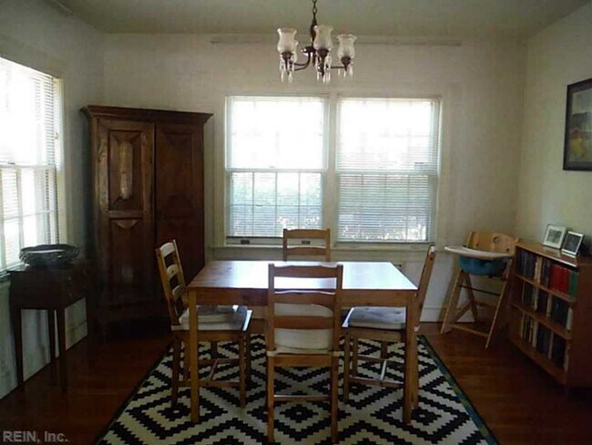 Building Photo - Larchmont