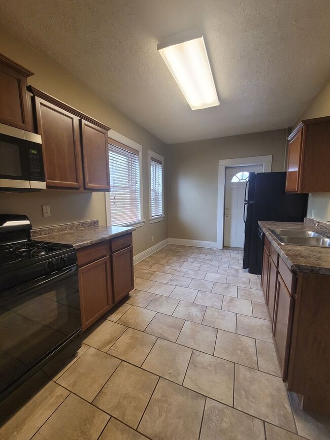 Building Photo - Beautiful Two Bedroom Townhome!