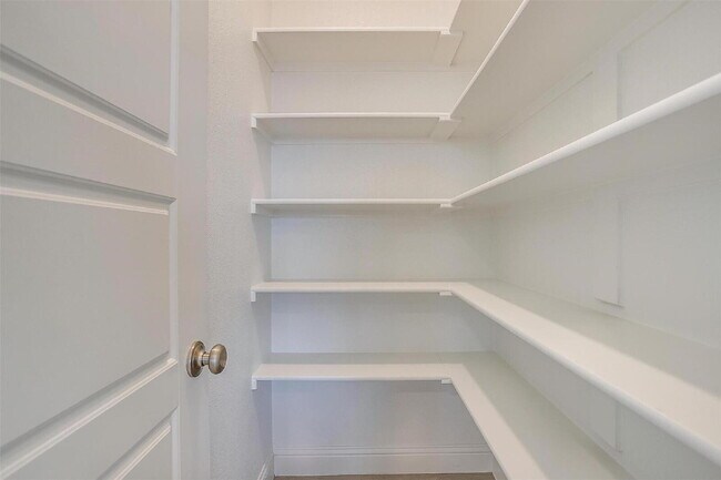 Building Photo - Beautiful Townhome in Gated Community