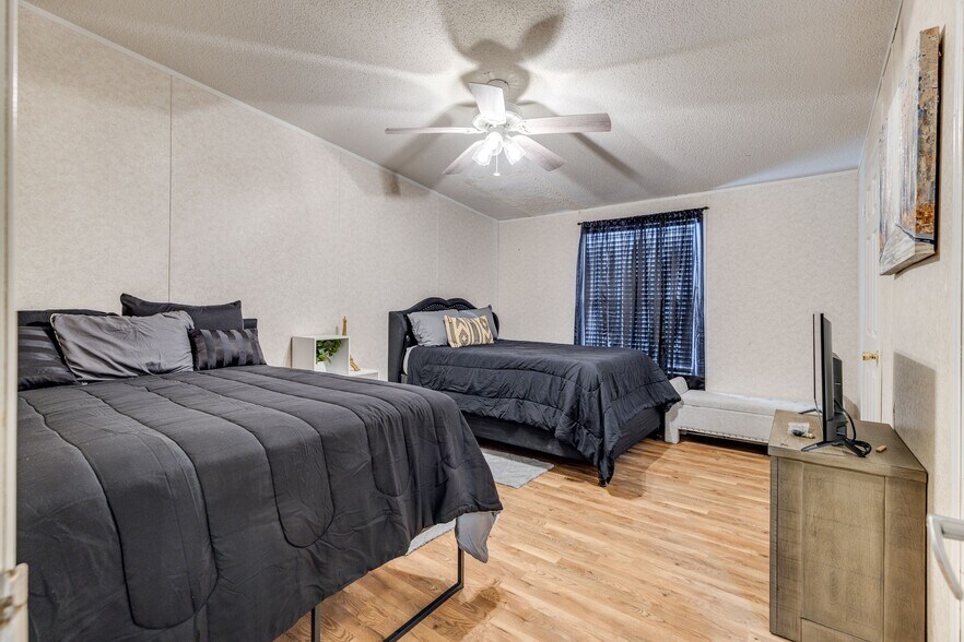 Building Photo - 9427 Syble Dr