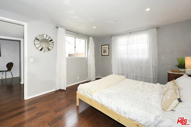 Building Photo - 3844 Goldwyn Terrace