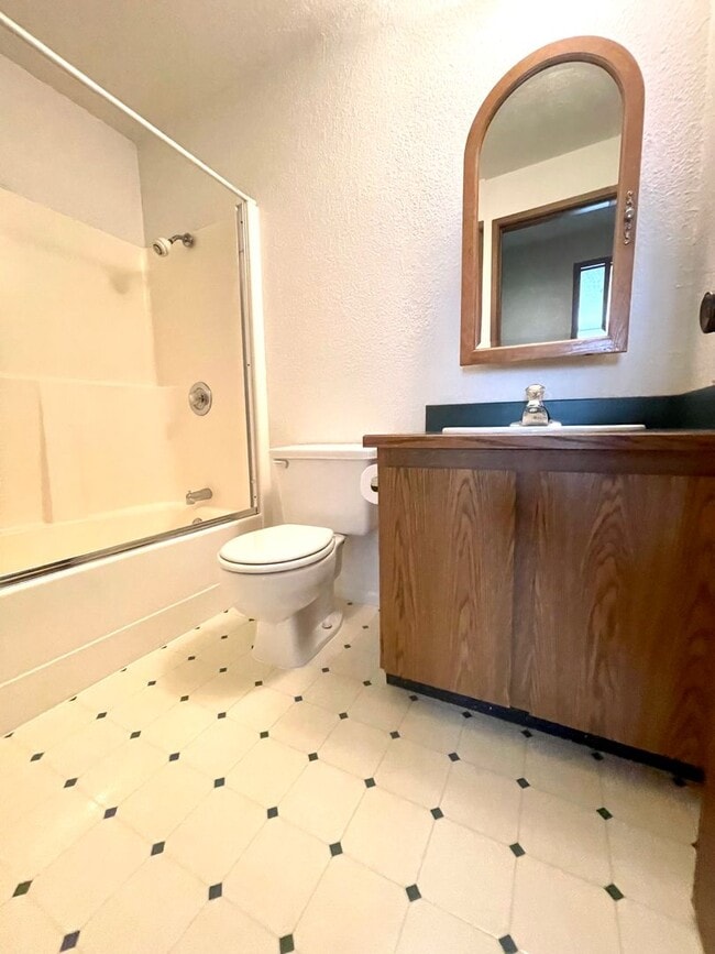 Building Photo - Large Unit! 2-Car Garage Parking! Don't Miss This One!