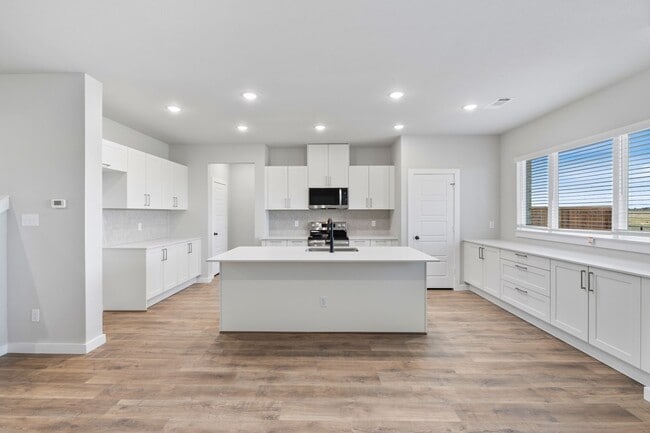 Building Photo - AVAILABLE NOW! 3 BEDROOM TRIPLEX LOCATED ON 1-ACRE LOT IN MIDLOTHIAN, TX!