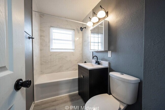 Building Photo - Cozy 2 Bedroom Apartment in Indianapolis w...