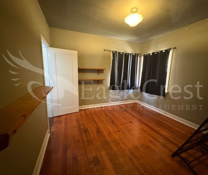 Building Photo - Large 8-Bedroom Home Across from Whitman College – Lawn Care Included