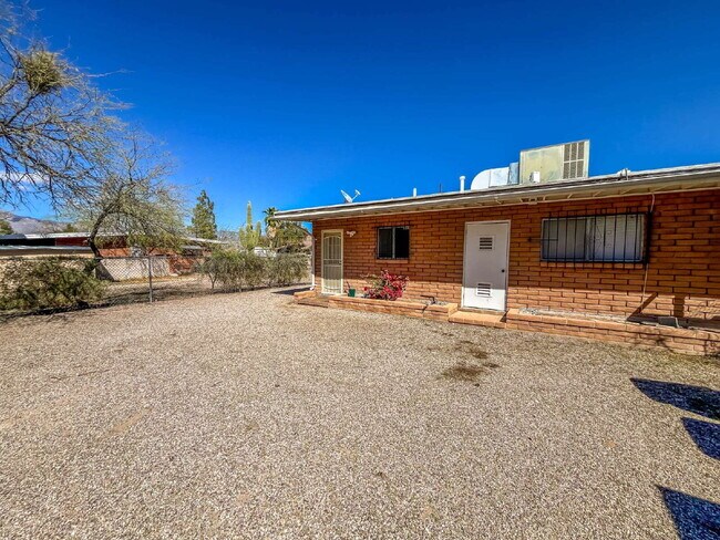 Building Photo - 1239 N Alamo Ave