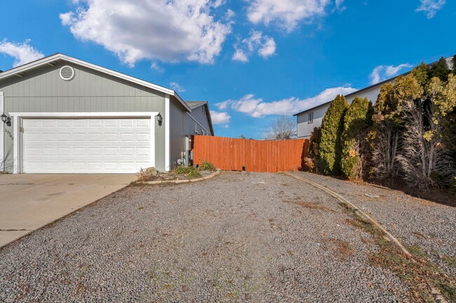 Building Photo - 17765 Oakview Ct