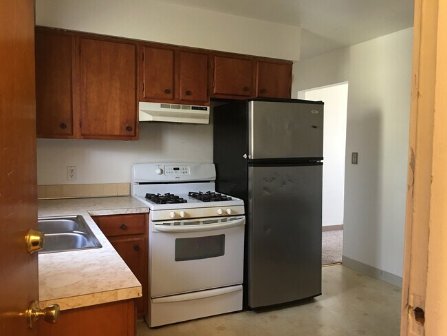 Building Photo - $1142  includes water, sewer and trash for this very clean  2 Bedroom twinplex with central air