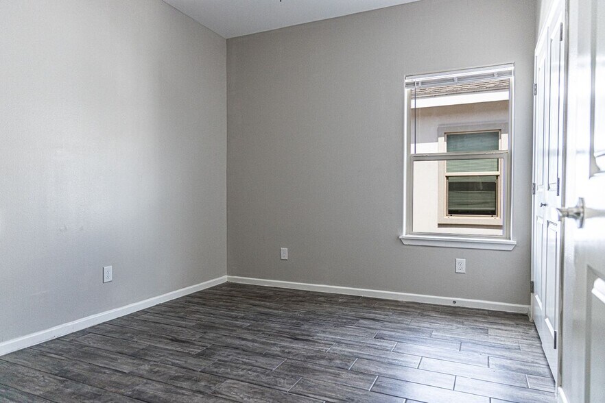 Building Photo - 5808 Sandpiper Ave
