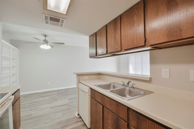 Building Photo - 12905 Woodforest Blvd