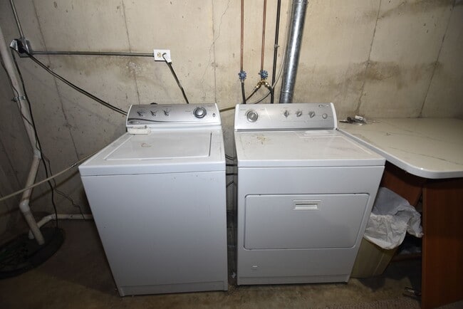 Building Photo - Mishawaka- 3 bedroom Country living near the Main Street Shopping and Edison Lakes business distr...