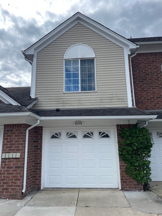 Building Photo - Shelby Twp 2-bedroom, 2-bath condo-style w...