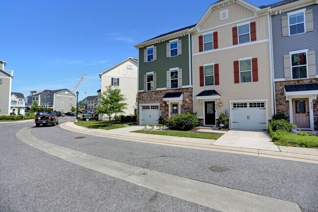 Building Photo - Stunning Townhome with Water Views!