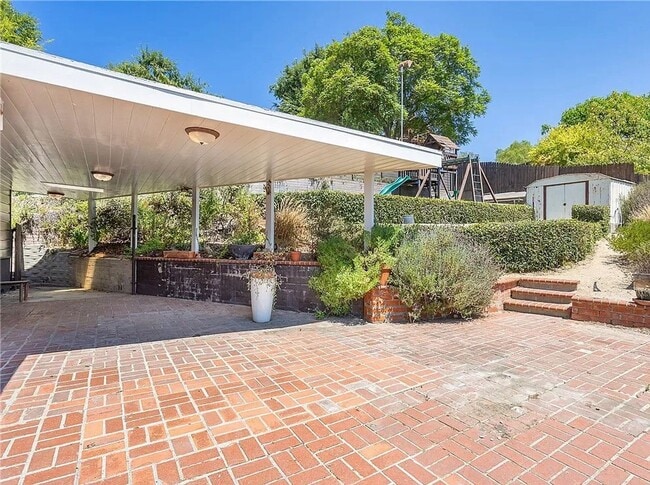 Building Photo - Gorgeous 3 bd 2 ba + Den Single Family hom...