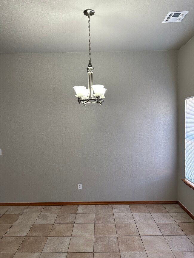 Building Photo - 2004 Cloverdale Ln