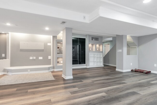 Building Photo - Charming 6 beds 3 baths in Denver!