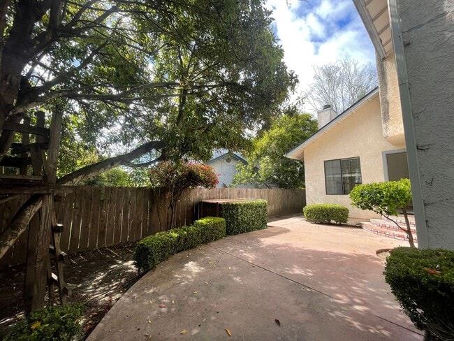 Building Photo - 1095 Robin Cir