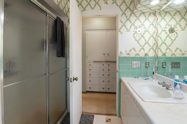 Building Photo - 4105 Riverview Dr