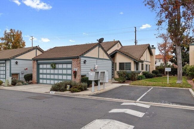 Building Photo - 2 BR Townhome in Escondido w/ 2 car garage