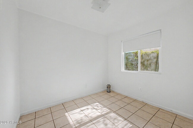 Building Photo - 823 E Carol Ave