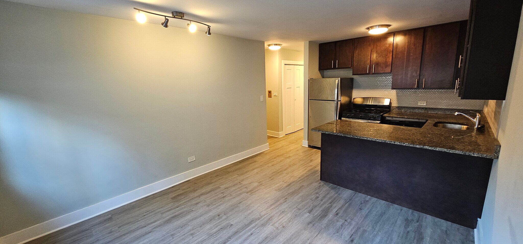 Building Photo - 1437 N Dearborn St