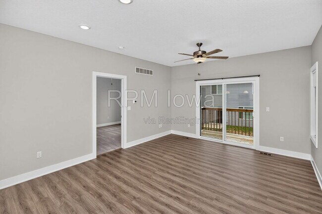 Building Photo - 5638 Fernwood Dr