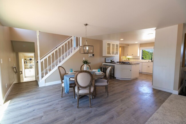 Building Photo - Beautiful 5 bedroom/3bath home with a pool