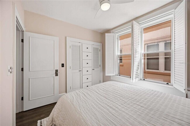 Building Photo - 1221 N Palm Ave