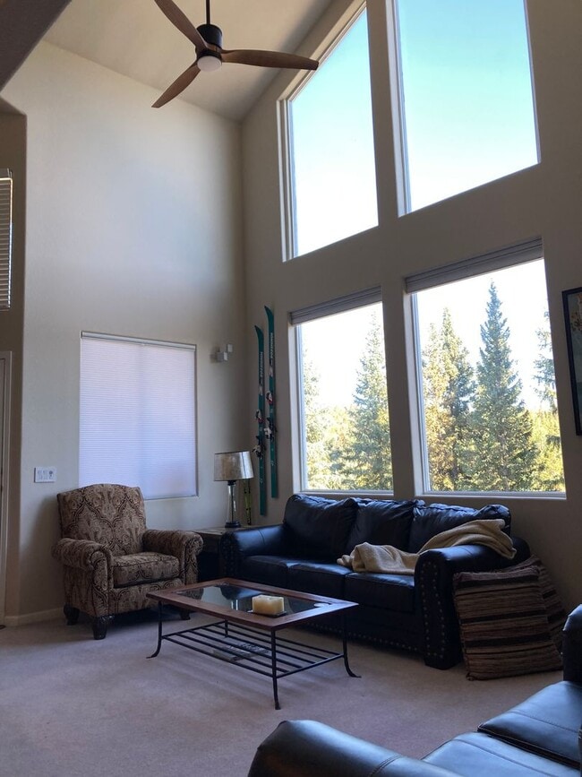 Building Photo - Bright and updated 3 bedroom with loft, In...