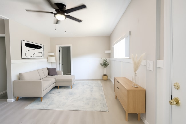 Building Photo - Beautifully renovated 3 bedroom unit in La...