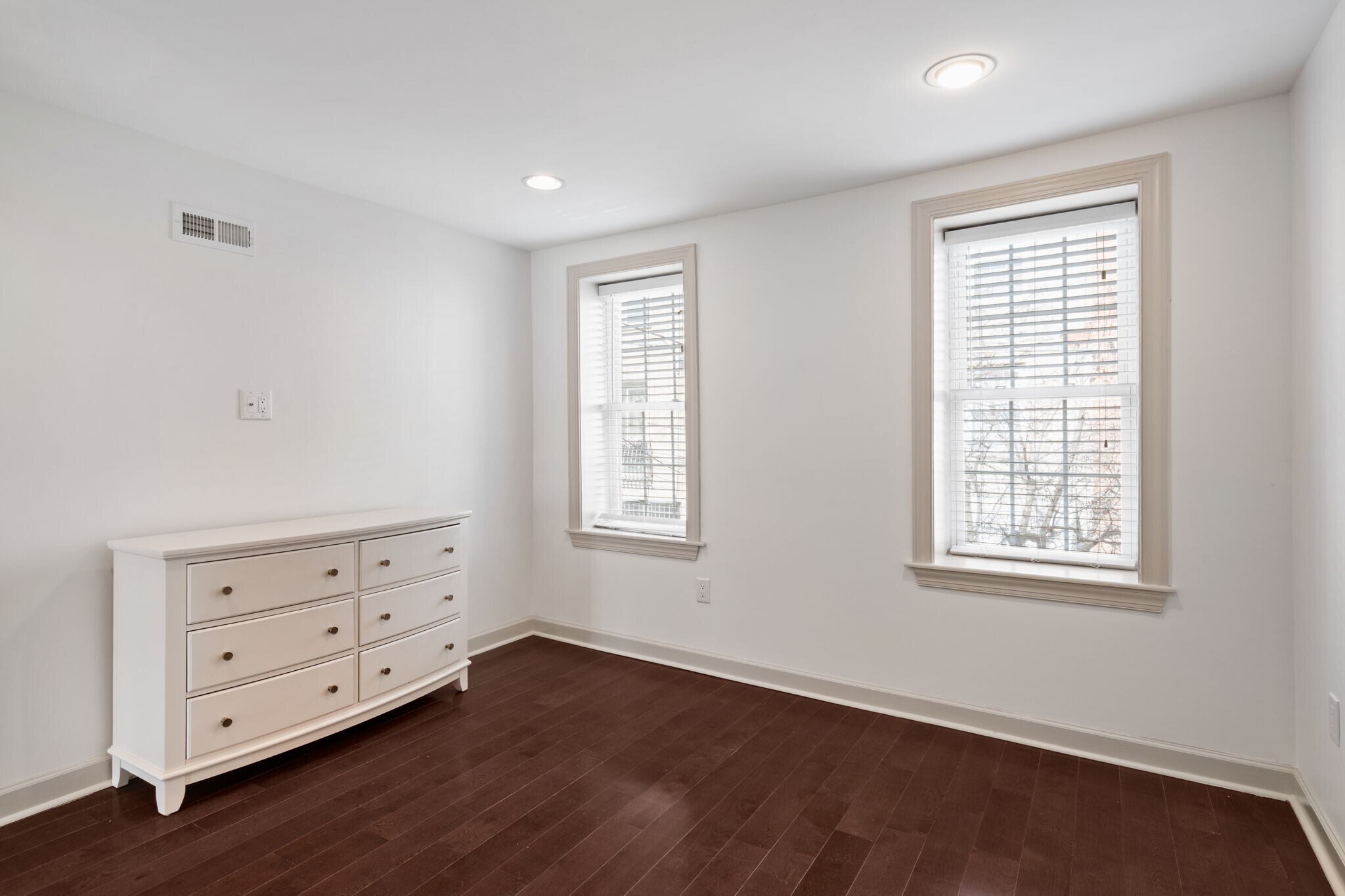 Building Photo - 710 Clymer St