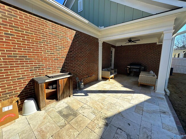 Building Photo - 216 St Louis St