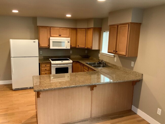 Building Photo - 5 Bedroom Duplex in University Area