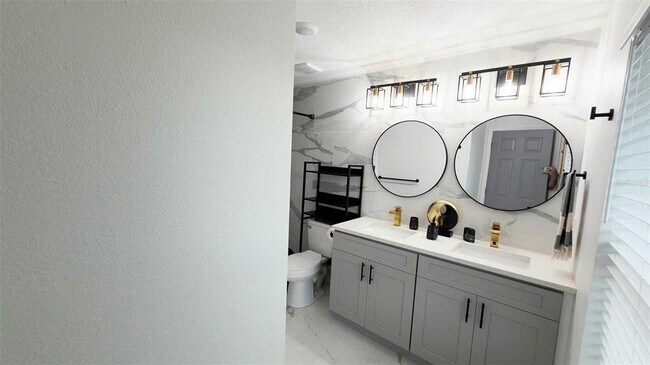 Building Photo - 1414 E Harding St