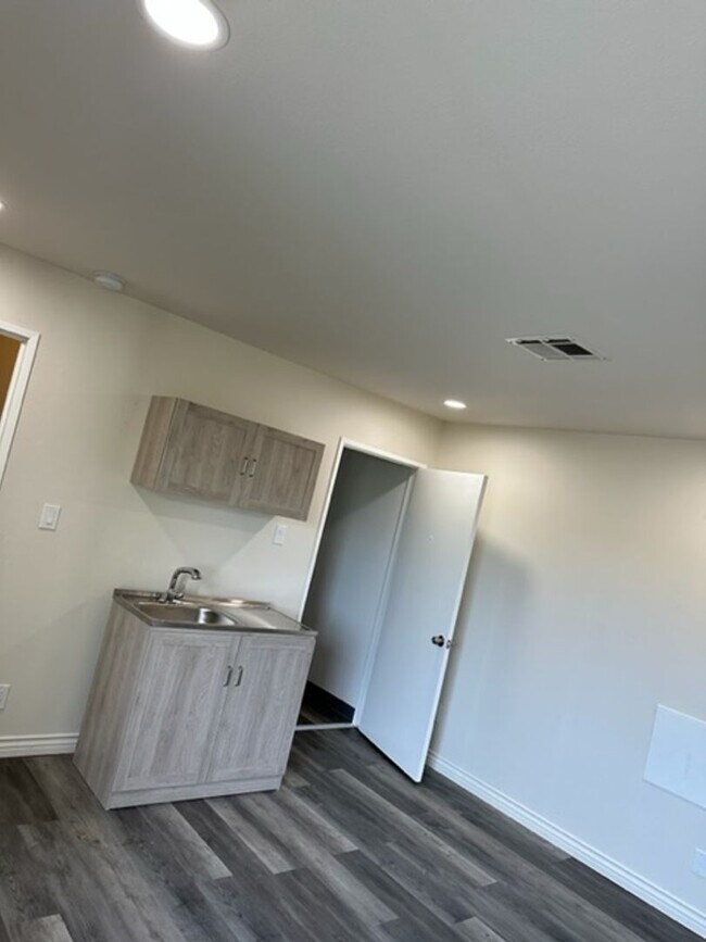 Building Photo - KLUMP6003 - 6003 Klump Avenue/11231 Oxnard...