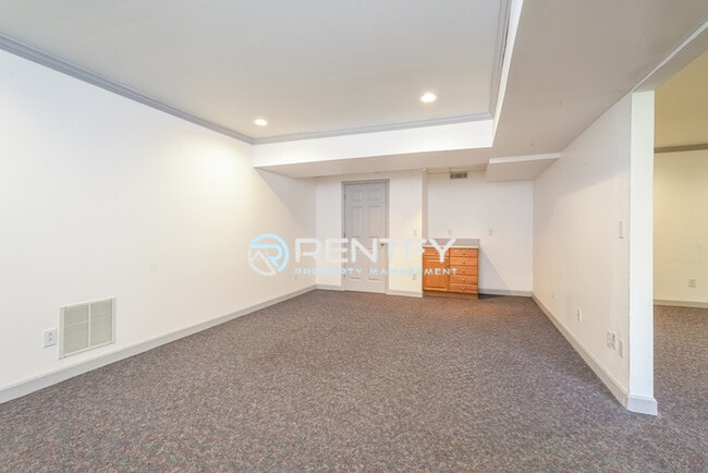 Building Photo - 213 Worthland Ct