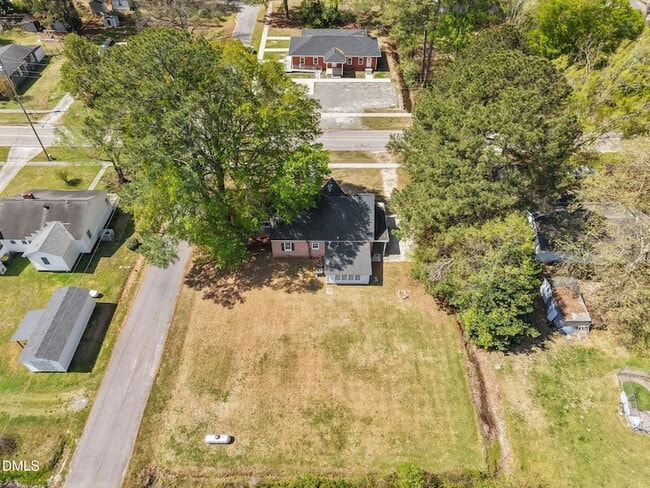 Building Photo - 302 W Main St