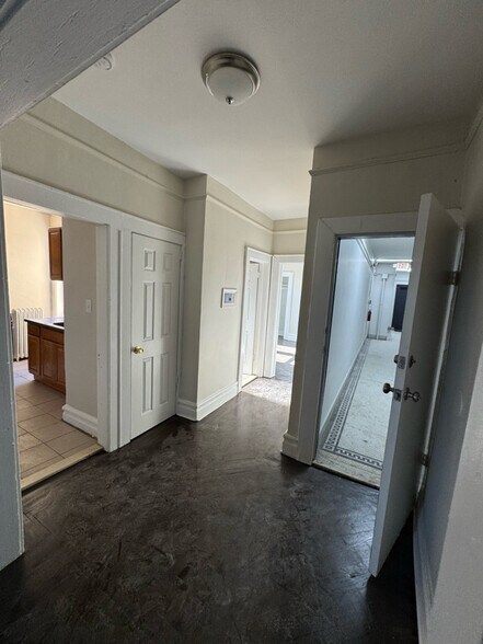 Building Photo - 210 Roseville Ave