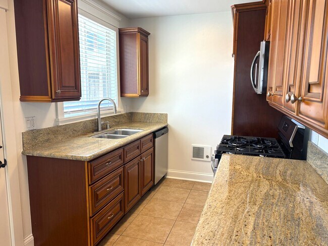 Building Photo - Adorable Beach-Close 2 Bedroom Bungalow in...