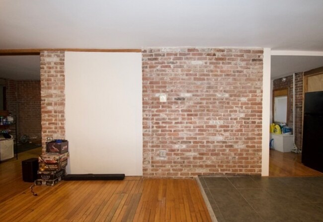 Building Photo - 78 Maple St
