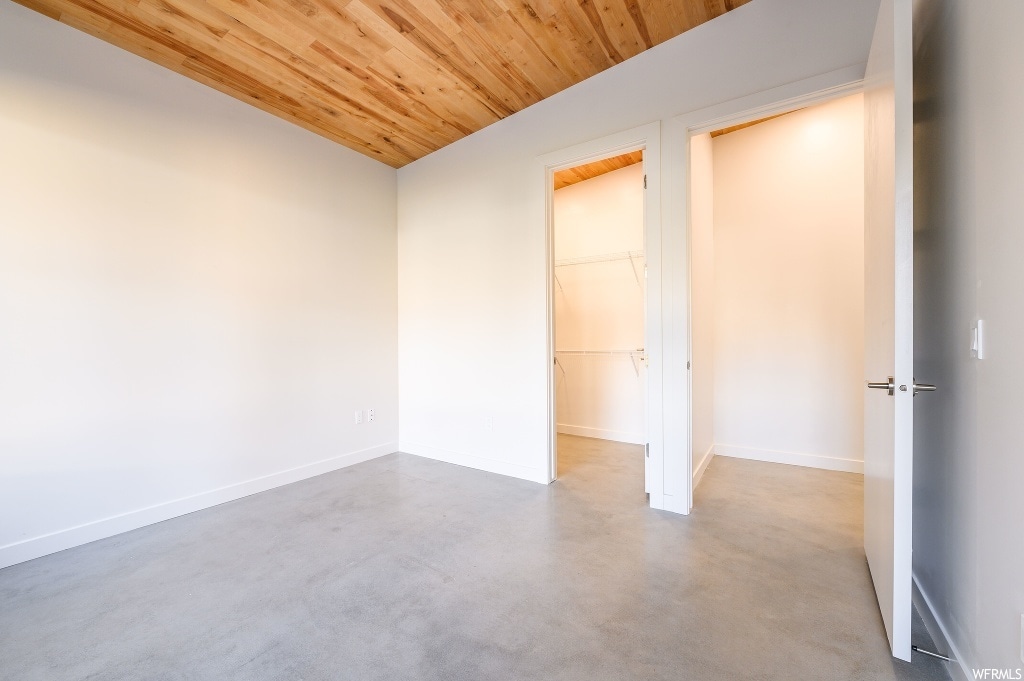 Walk-In Closet - 2044 E Hedgewood Ct