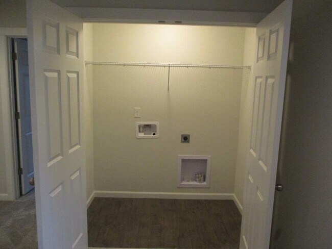 Building Photo - 3 Bedroom, 2.5 Bathroom Andasio Villiage H...