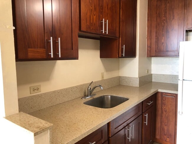 Building Photo - Century West 2 bedroom 2 bathroom 1 covere...