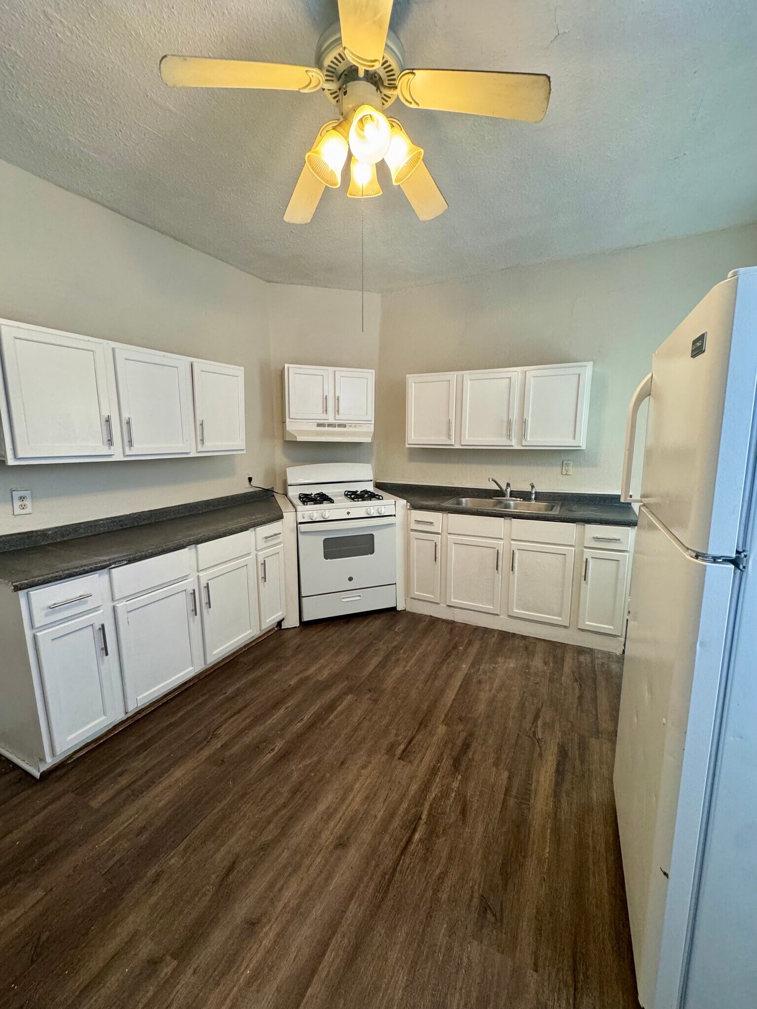 Building Photo - 1045 12th St