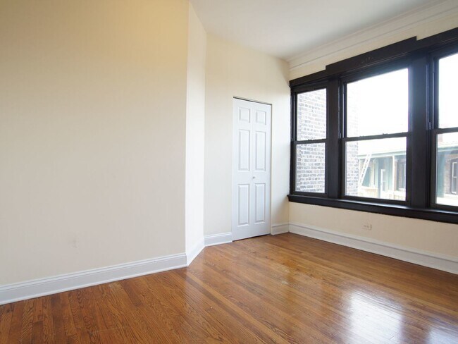 Building Photo - 2647 N Sawyer Ave