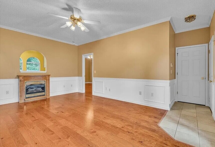 Building Photo - 1694 Red Oak Dr