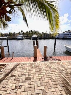 Building Photo - 815 Middle River Dr